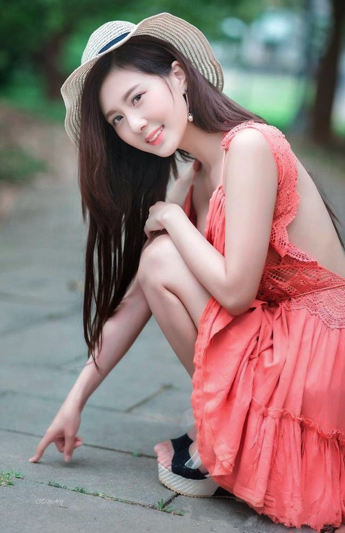 “高新体育中心武术赛:选手瞬间爆发,精彩技巧瞬间击倒对手”