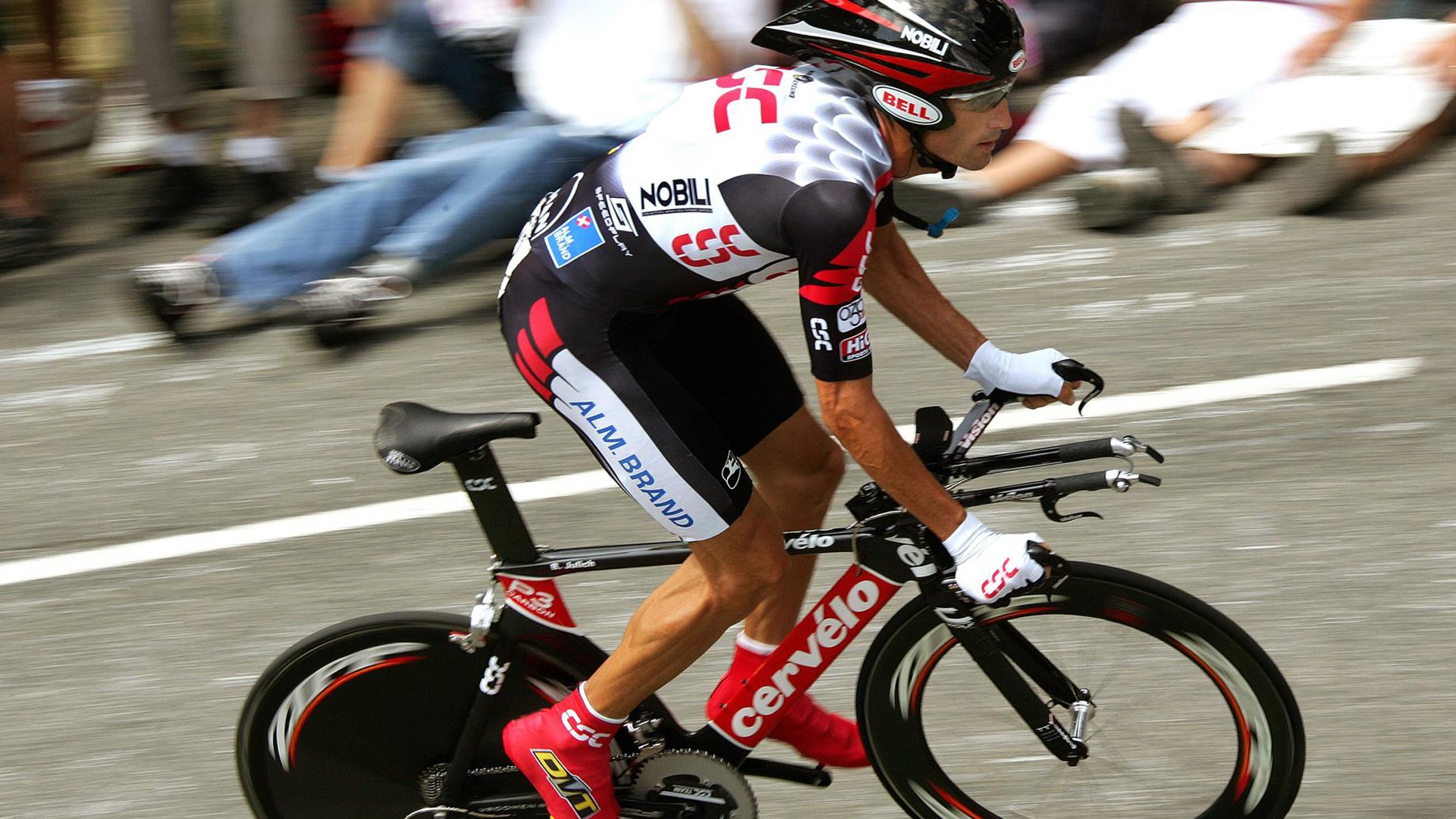 “极速逆转！车手在绝境中实现惊天翻盘”